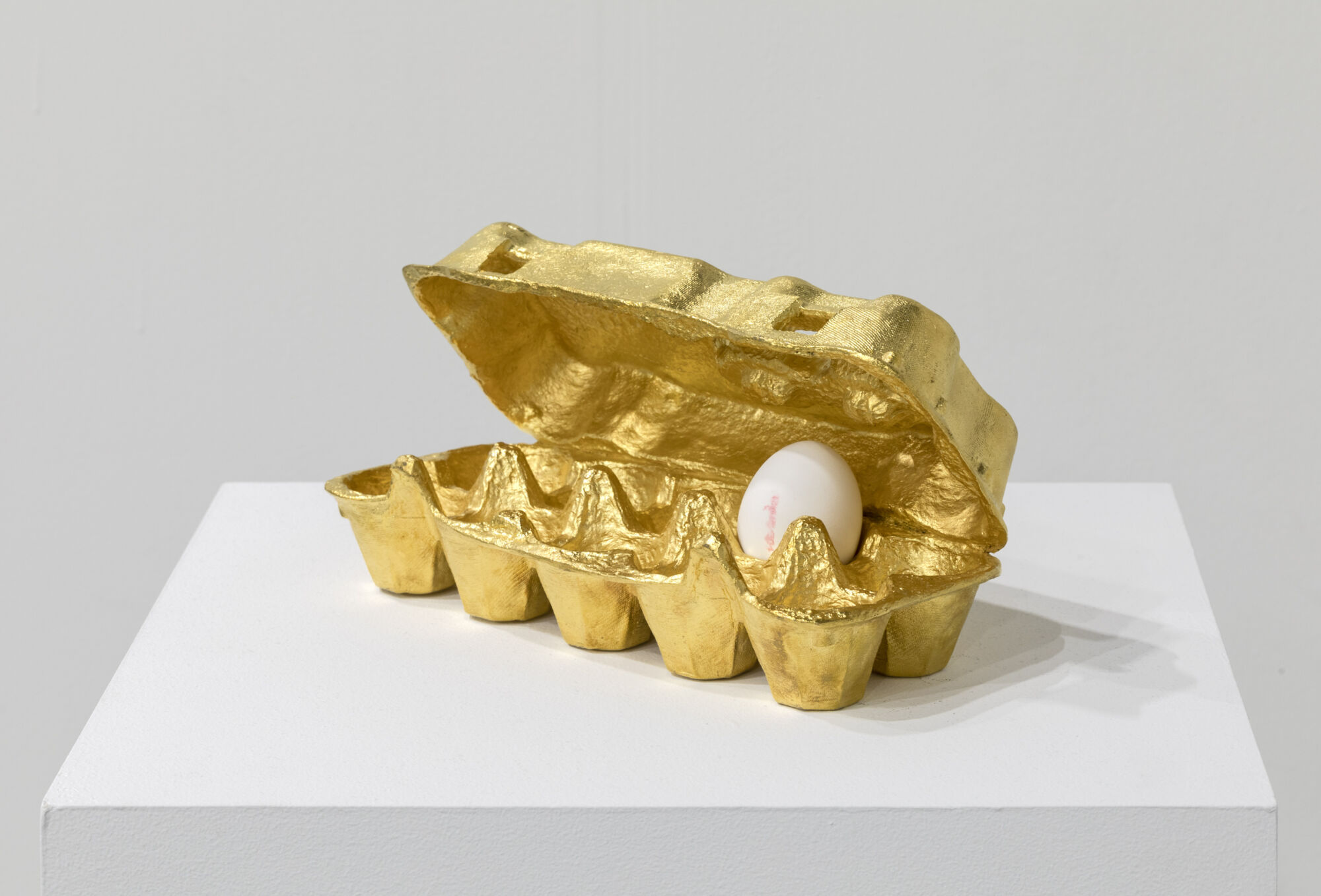 The Wick - He Xiangyu
Untitled
2021
Bronze, pure gold (99.99%), egg
24.4 x 12.1 x 12.5 cm
Courtesy of the artist and Andrews Kreps Gallery

