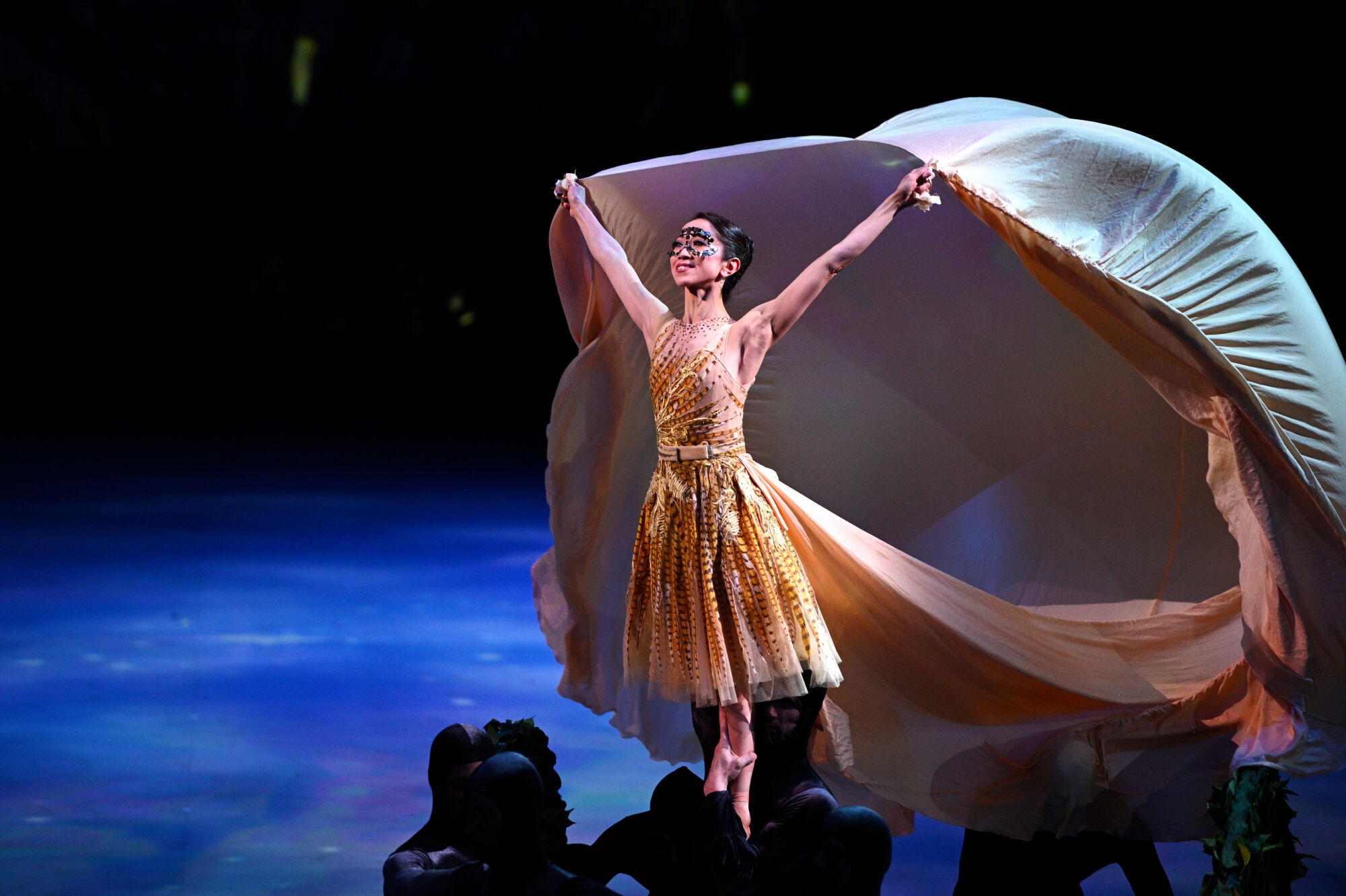 The Wick - Erina Takahashi in Cinderella in the round (c) Laurent Liotardo