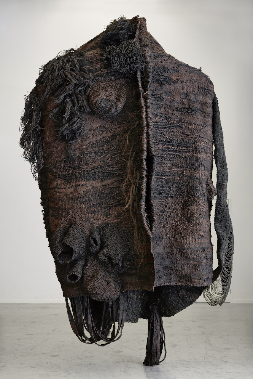 The Wick Culture - Magdalena Abakanowicz, Vêtement Noir (Black Garment), 1968 (c) Harold Strak Courtesy of the Abakanowicz Arts and Culture Charitable Foundation