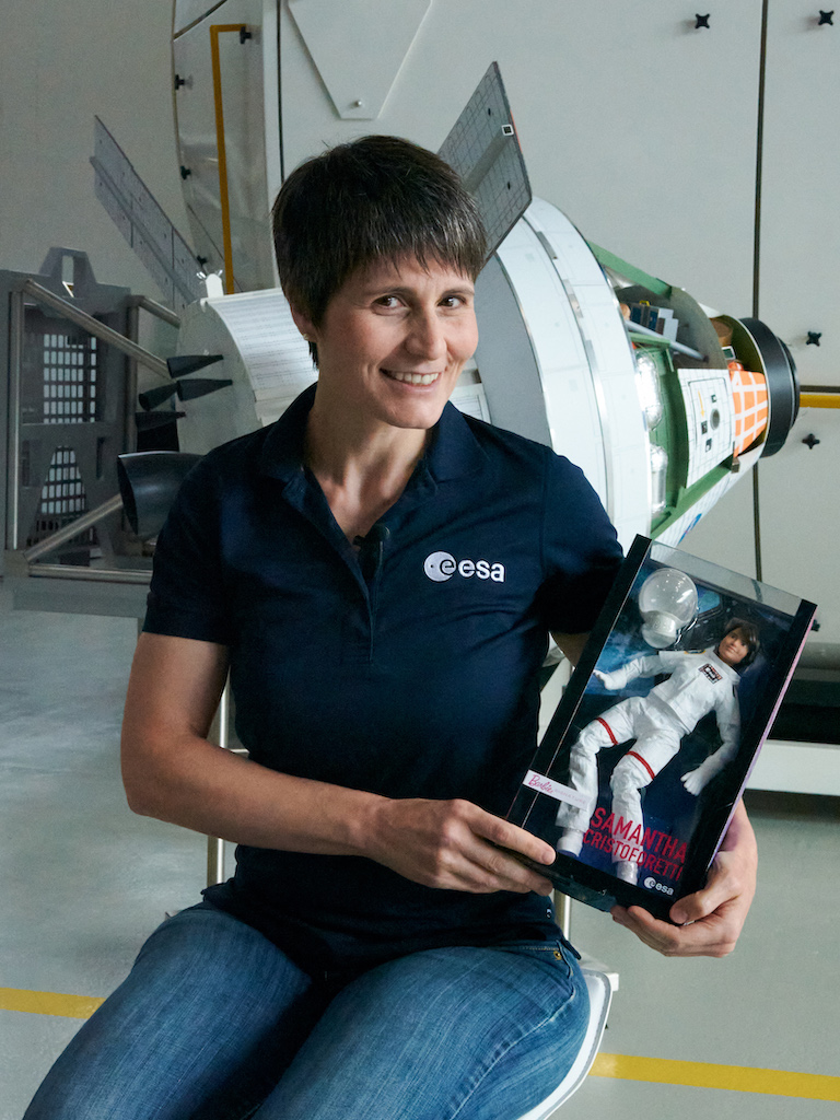 The Wick Culture - Previous photo from 2021 of ESA astronaut Samantha Cristoforetti with her lookalike Barbie during parabolic training for the 2022 mission to the ISS