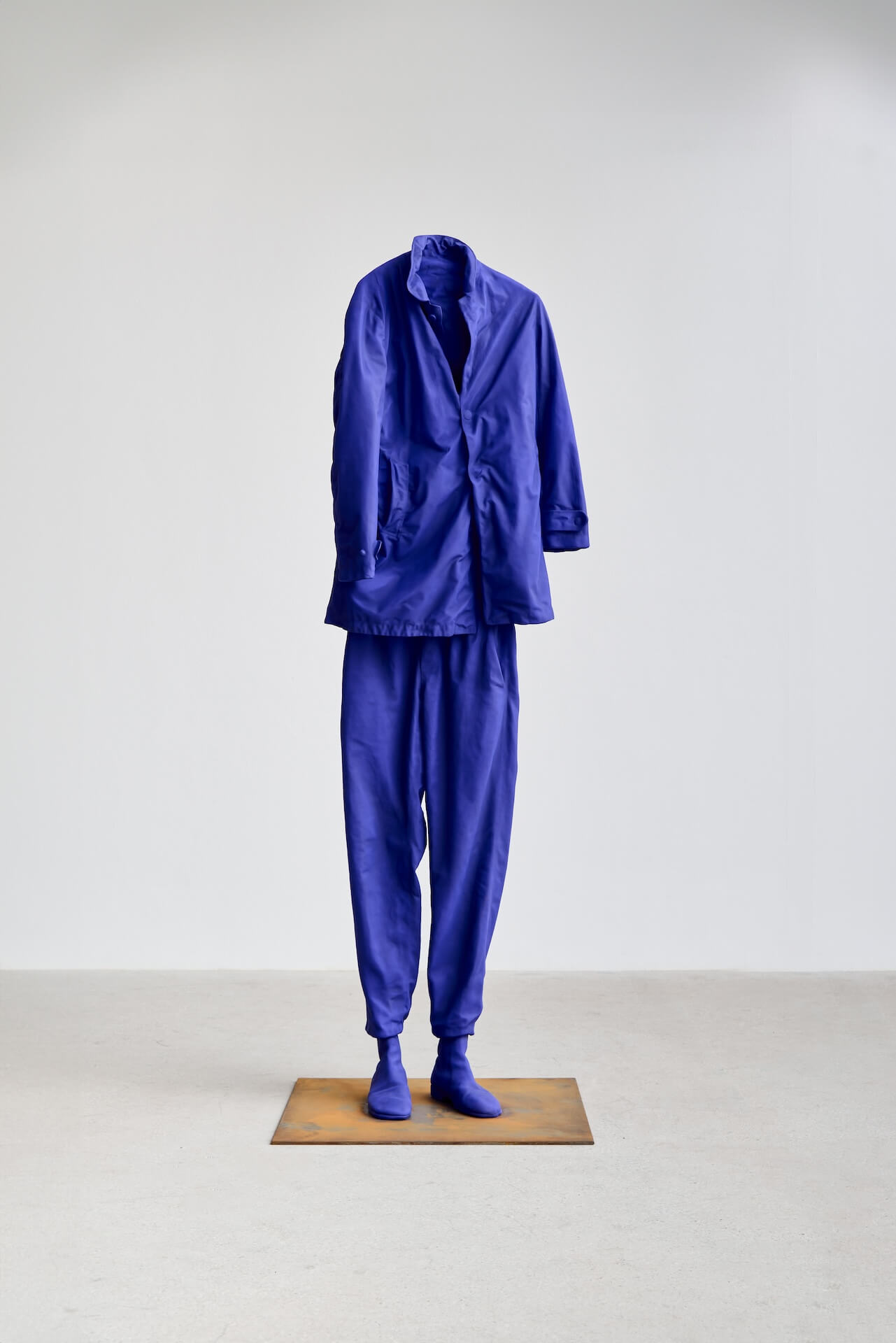 The Wick Culture - Erwin Wurm, Ghost (Substitutes), 2022, Aluminium, paint; 320 kg 300 x 87 x 56 cm (118.11 x 34.25 x 22.04 in)  © Erwin Wurm / Bildrecht, Wien 2025. Courtesy Thaddaeus Ropac gallery, Photo: Markus Gradwohl