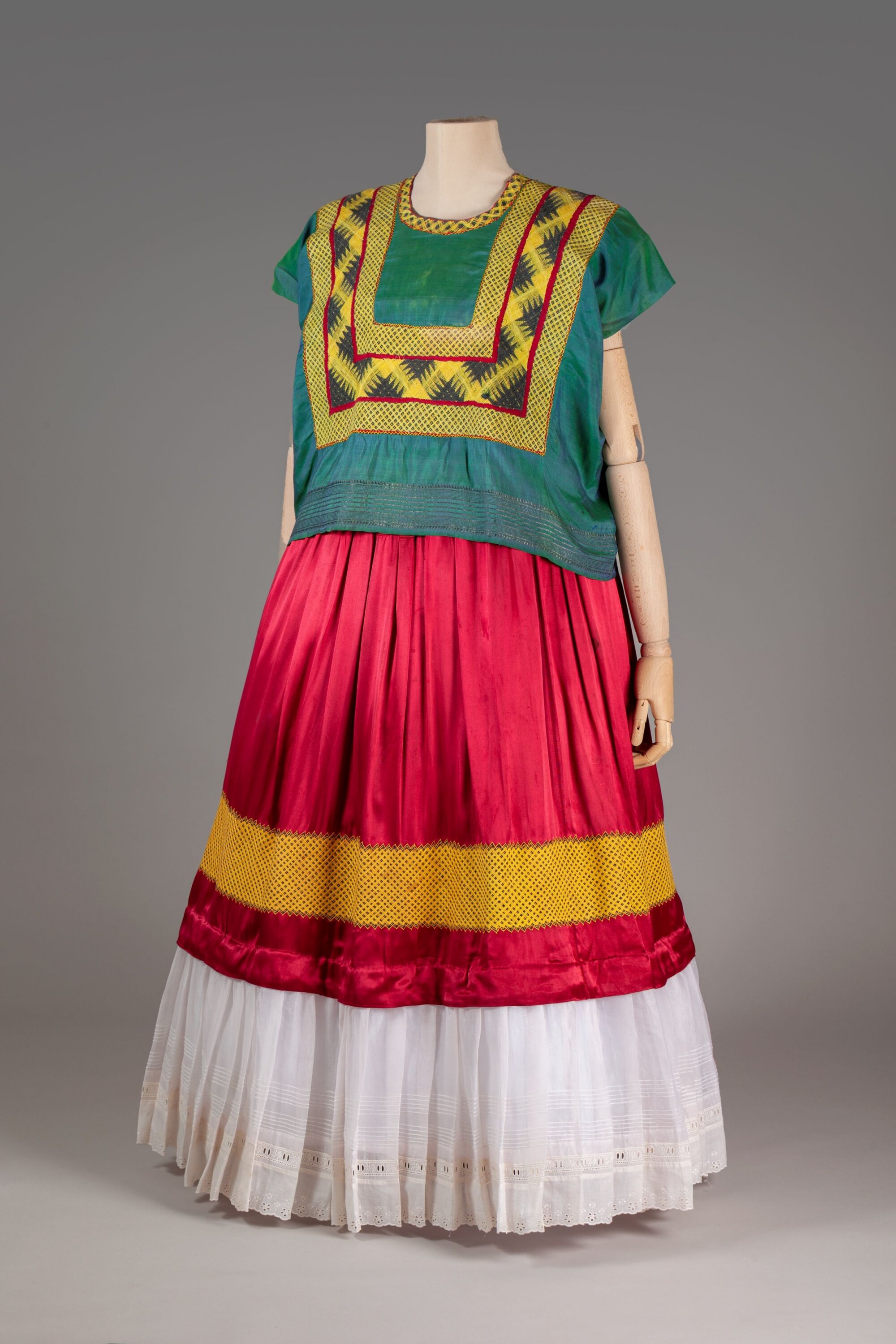 The Wick Culture - Tehuana dresses from Kahlo's archive. Museo Frida Kahlo.