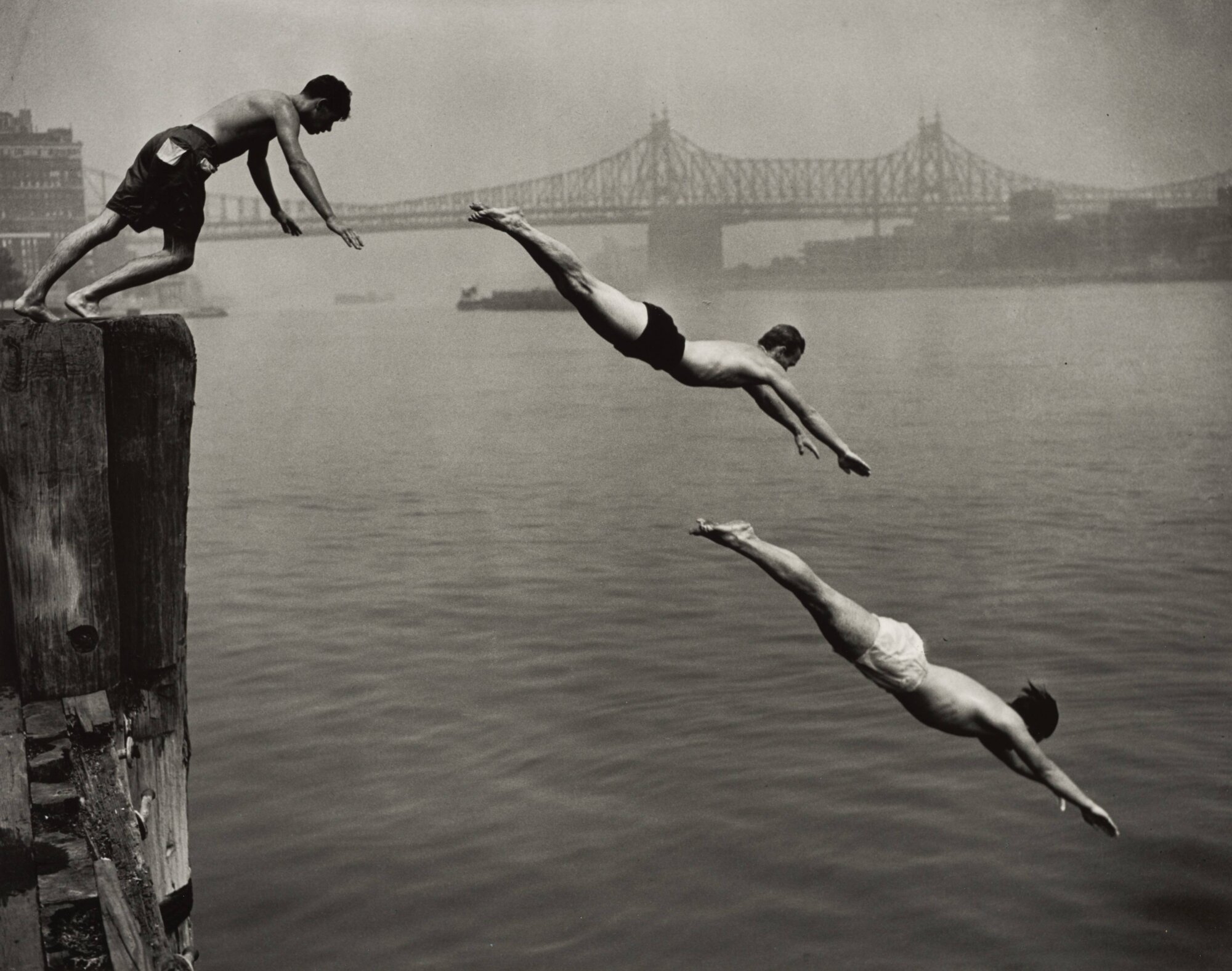 The Wick Culture - Arthur Leipzig, Divers, East River¸1948 © Estate of Arthur Leipzig, Courtesy of Howard Greenberg Gallery, New York